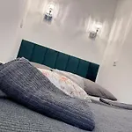 The M O D E R N C I T Y Spot Apartman *